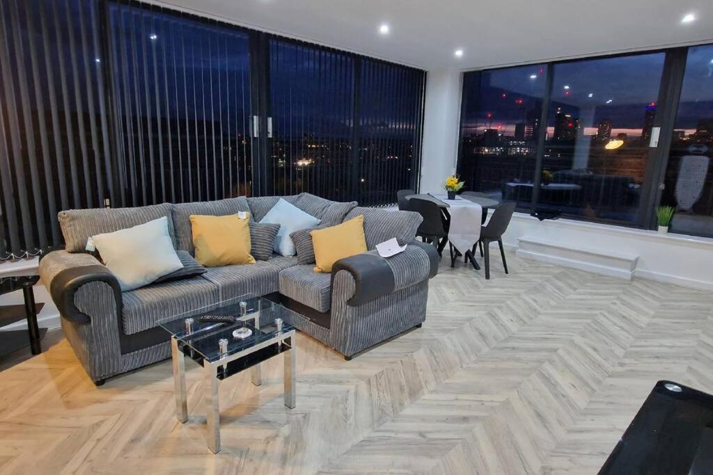 Penthouse - Amazing City Skyline Views - Free Parking - Balcony - Utilita Arena - New St Station - Bullring Shopping Birmingham Dış mekan fotoğraf