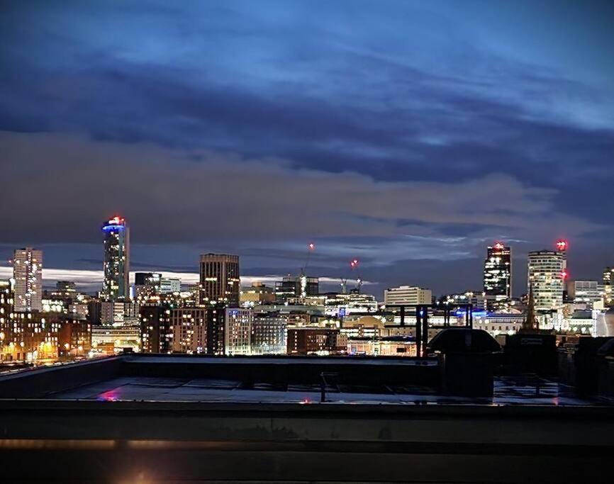 Penthouse - Amazing City Skyline Views - Free Parking - Balcony - Utilita Arena - New St Station - Bullring Shopping Birmingham Dış mekan fotoğraf